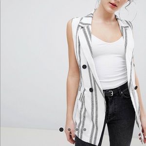 Sleevless blazer